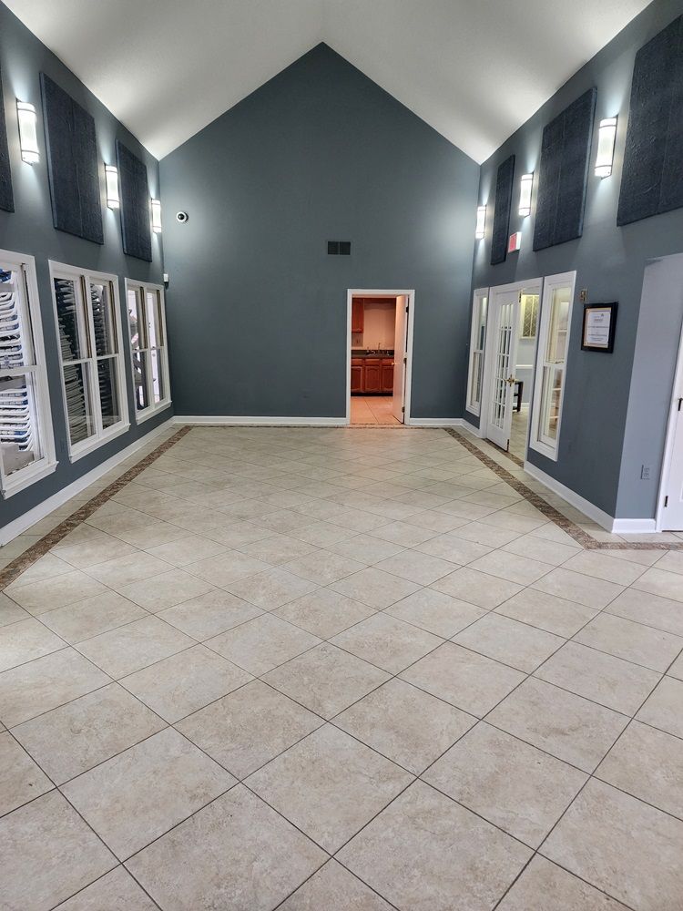 Large tiled foyer with a vaulted ceiling